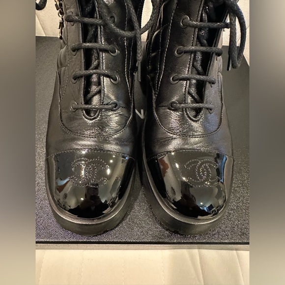 Chanel Shiny Lambskin Leather boots with CC chain - size 38C - Picture 12 of 15